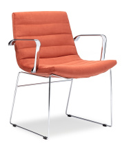 Кресло Sydney с низкой спинкой и хромированными подлокотниками на хромированной опоре в ткани 1 категории Кресло Sydney с низкой спинкой и хромированными подлокотниками на хромированной опоре в ткани 1 категории