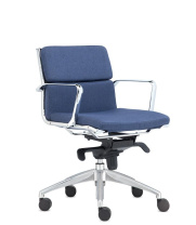 Кресло Абсолют с низкой спинкой на крестовине с колесами в ткани 1 категории Кресло Абсолют с низкой спинкой на крестовине с колесами в ткани 1 категории