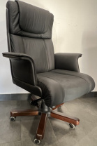 Кресло Master Lux A черная кожа Кресло Master Lux A черная кожа